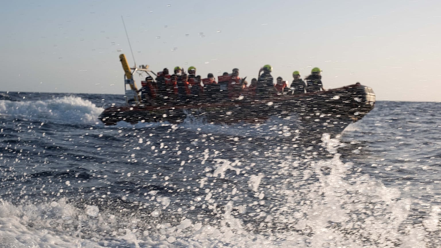 Migrantes no mar resgatados pela SOS Humanidade