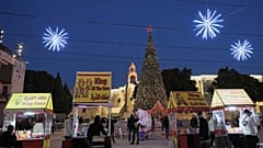 Палестинские торговцы ждут покупателей на площади в Вифлееме на Западном берегу, вторник, 16 декабря 2025 