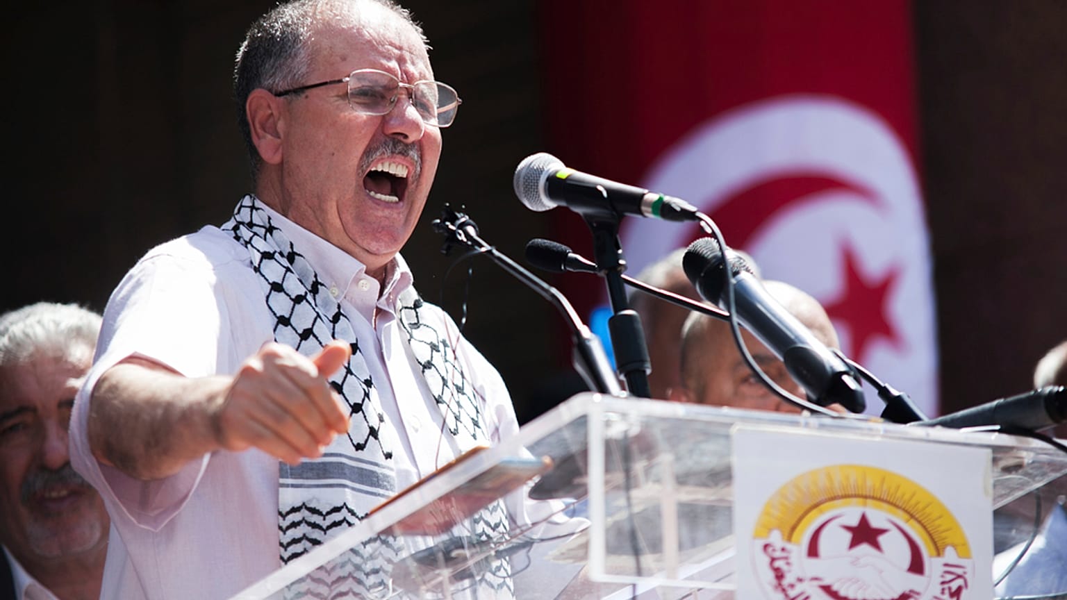 الأمين العام للاتحاد العام التونسي للشغل، نور الدين الطبوبي، يلقي خطابًا خلال تجمع أمام مقر الاتحاد في تونس العاصمة، تونس، يوم الخميس 16 يونيو 2022.