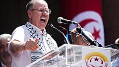 الأمين العام للاتحاد العام التونسي للشغل، نور الدين الطبوبي، يلقي خطابًا خلال تجمع أمام مقر الاتحاد في تونس العاصمة، تونس، يوم الخميس 16 يونيو 2022.