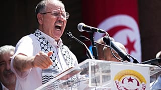 الأمين العام للاتحاد العام التونسي للشغل، نور الدين الطبوبي، يلقي خطابًا خلال تجمع أمام مقر الاتحاد في تونس العاصمة، تونس، يوم الخميس 16 يونيو 2022.