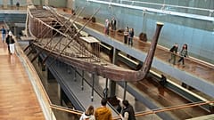 الزوار يشاهدون أول قارب شمسي للملك خوفو, في المتحف المصري الكبير بالجيزة, مصر, الثلاثاء, ديسمبر. 23, 2025.