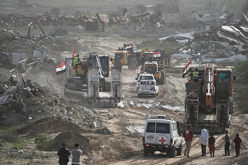 عناصر من حماس وعمال مصريون برفقة الصليب الأحمر الدولي يتوجهون إلى حي الزيتون في مدينة غزة للبحث عن رفات آخر رهينة، في 8 ديسمبر 2025.