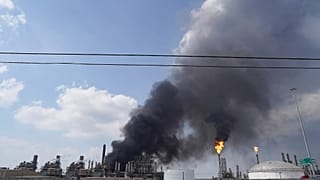 Un incendie fait rage dans une installation chimique de Shell à Deer Park, vendredi 5 mai 2023, à l’est de Houston.