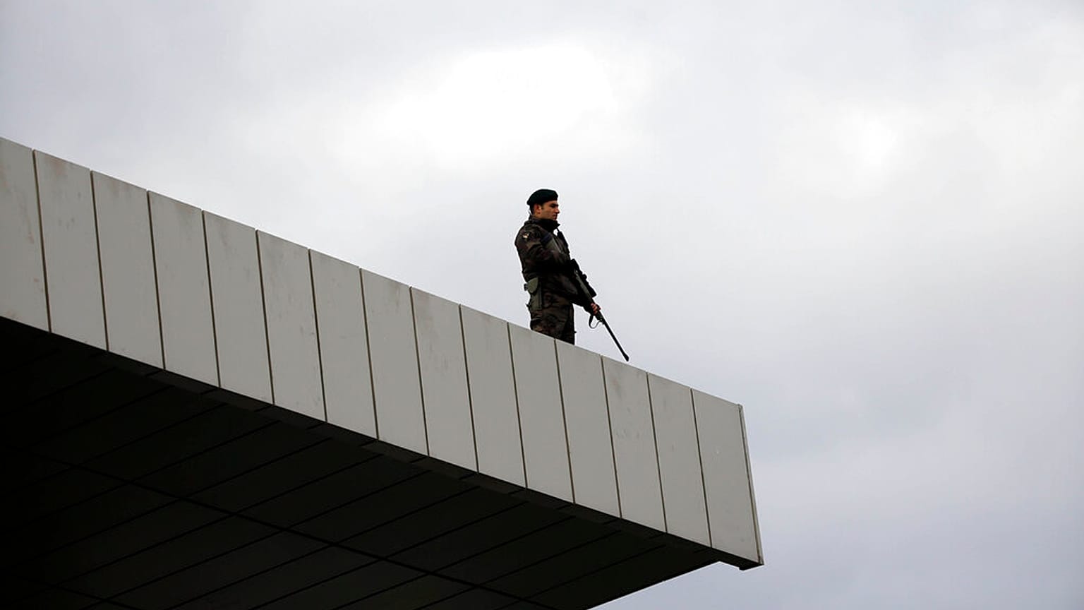 Ankara Esenboğa Havalimanı'nın çatısında nöbet tutan bir güvenlik görevlisi.