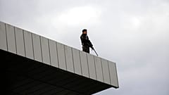 Охранник стоит на крыше аэропорта Анкары Эсенбога.