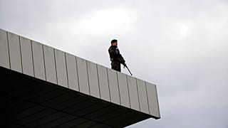 Ankara Esenboğa Havalimanı'nın çatısında nöbet tutan bir güvenlik görevlisi.