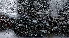 Eis haftet an einem Autofenster an einem kalten Tag in Buffalo Grove, Illinois, am Samstag, den 15. Februar 2025.