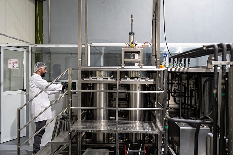 عامل داخل منشأة مرخّصة لإنتاج منتجات CBD والقنب الطبي في شفشاون، المغرب، بتاريخ 24 نوفمبر 2025.