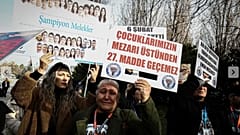 6 Şubat depremlerinde yakınlarını kaybeden aileler TBMM önünde. 