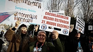 6 Şubat depremlerinde yakınlarını kaybeden aileler TBMM önünde. 