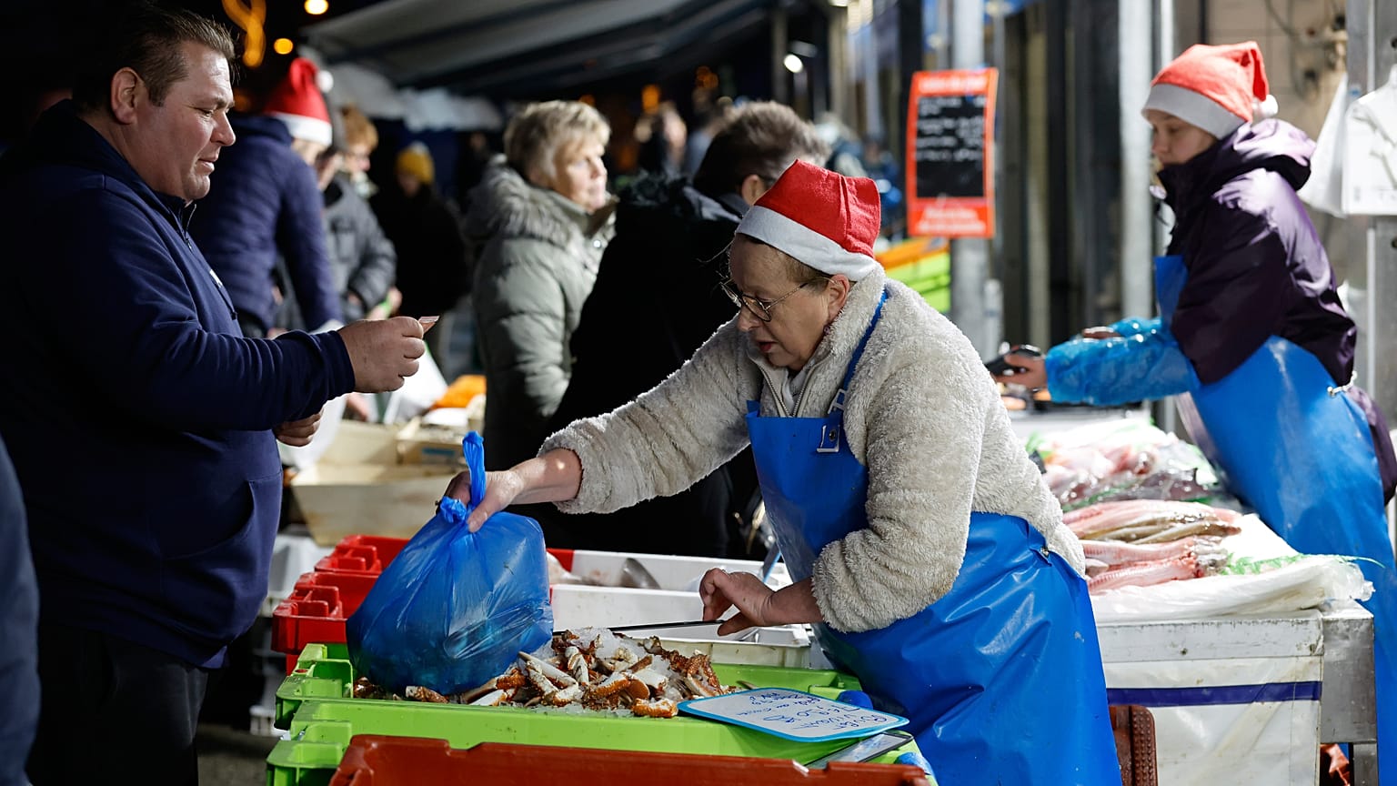 Французы покупают морепродукты для традиционного рождественского ужина, порт Булонь-сюр-Мер на севере Франции, 23 декабря 2025 г.