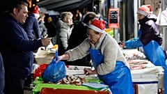 Французы покупают морепродукты для традиционного рождественского ужина, порт Булонь-сюр-Мер на севере Франции, 23 декабря 2025 г.