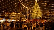 Un marché de Noël près d'un sapin illuminé sur la place de la cathédrale à Vilnius, en Lituanie, le jeudi 4 décembre 2025