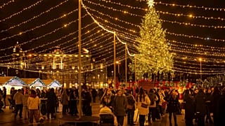 Un marché de Noël près d'un sapin illuminé sur la place de la cathédrale à Vilnius, en Lituanie, le jeudi 4 décembre 2025