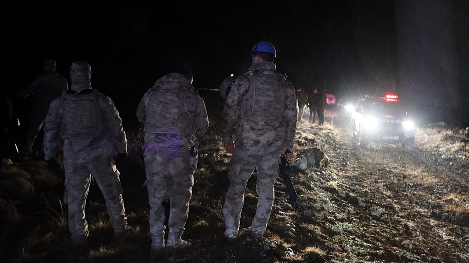 جنود أتراك وفرق إنقاذ يبحثون عن حطام طائرة خاصة كانت تقل رئيس أركان الجيش الليبي وأربعة آخرين، 