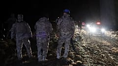 Τούρκοι στρατιώτες και ομάδες διάσωσης αναζητούν τα απομεινάρια ενός ιδιωτικού τζετ που μετέφερε τον στρατιωτικό αρχηγό της Λιβύης και τέσσερα άτομα μετά τη συντριβή του κοντά στην Άγκυρα της Τουρκίας, Τρίτη, 23 Δεκεμβρίου 2025. 