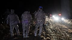 جنود أتراك وفرق إنقاذ يبحثون عن حطام طائرة خاصة كانت تقل رئيس أركان الجيش الليبي وأربعة آخرين، 