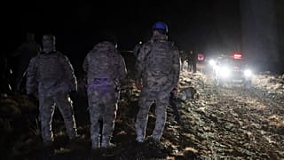 Τούρκοι στρατιώτες και ομάδες διάσωσης αναζητούν τα απομεινάρια ενός ιδιωτικού τζετ που μετέφερε τον στρατιωτικό αρχηγό της Λιβύης και τέσσερα άτομα μετά τη συντριβή του κοντά στην Άγκυρα της Τουρκίας, Τρίτη, 23 Δεκεμβρίου 2025. 