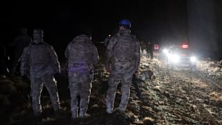 جنود أتراك وفرق إنقاذ يبحثون عن حطام طائرة خاصة كانت تقل رئيس أركان الجيش الليبي وأربعة آخرين، 