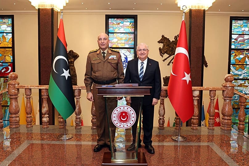 Ο αρχηγός του γενικού επιτελείου της Τουρκίας στρατηγός Selcuk Bayraktaroglu με τον αρχηγό του στρατιωτικού επιτελείου της Λιβύης στρατηγό Mohammed Ali Ahmed al-Haddad κατά τη διάρκεια συνάντησης στην Άγκυρα, Τουρκία, 23 Δεκεμβρίου 2025.