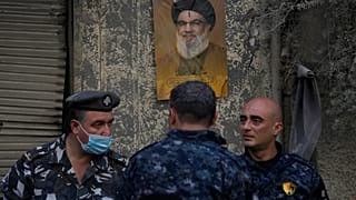 الدرك اللبناني تقف بجانب صورة لأمين عام حزب الله الراحل حسن نصر الله، وسط بيروت، لبنان، يوم السبت 23 نوفمبر 2024