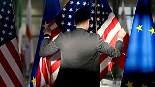 پرچم آمریکا در کنار پرچم اتحادیه اروپا