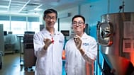 Liu Shao Quan (esq.) e o Sr. Manfred Ku, do Departamento de Ciência e Tecnologia Alimentar da NUS, desenvolveram novas técnicas para apurar o sabor do chocolate de alfarroba