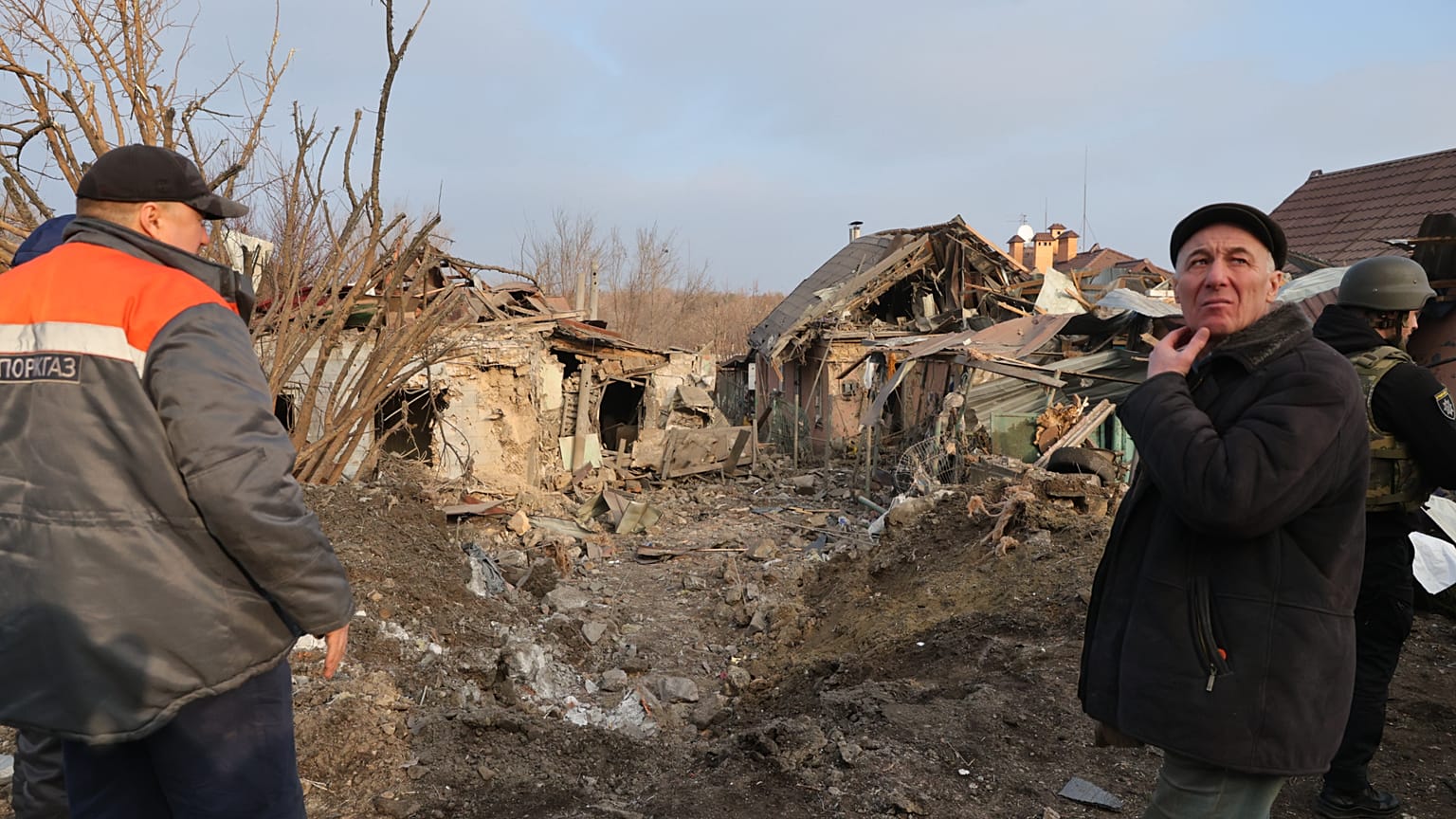 Helyi lakosok egy Zaporizzsja elleni légitámadás után