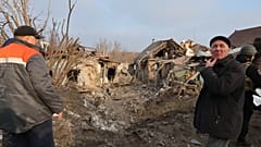 Helyi lakosok egy Zaporizzsja elleni légitámadás után