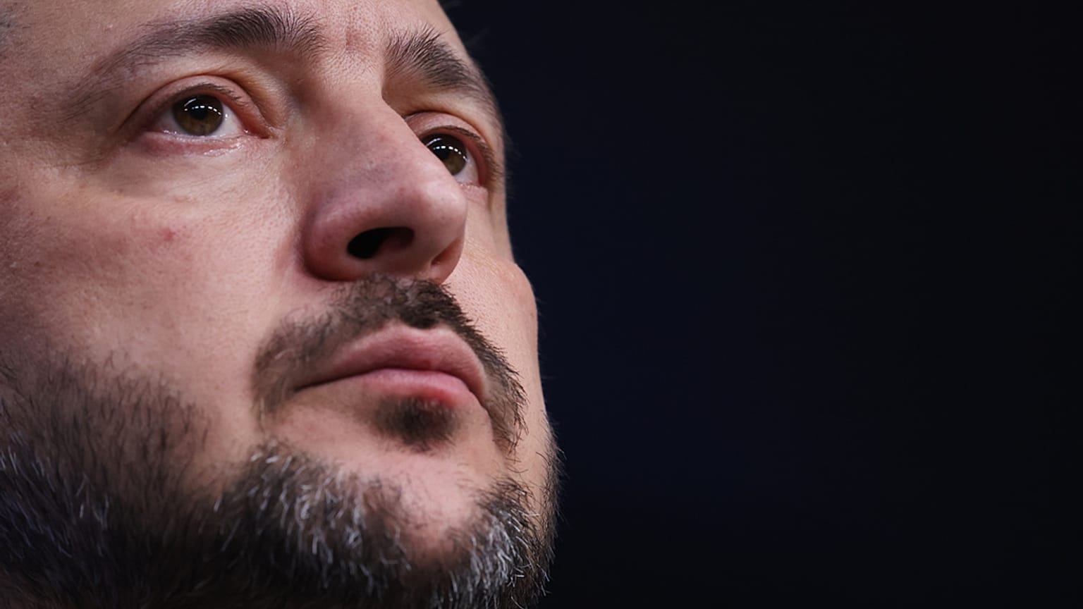  الرئيس الأوكراني فولوديمير زيلينسكي يلقي كلمة في مؤتمر صحفي خلال قمة الاتحاد الأوروبي في بروكسل