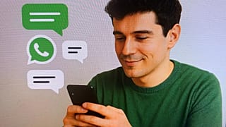 реалистичное изображение человека, переписывающегося в мессенджере на смартфоне 