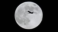 4 Aralık 2025 Perşembe günü Chicago'da süper ay yükselirken bir uçak dolunayın önünden geçiyor.