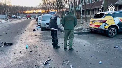 Das Bild stammt aus einem Video des Moskauer Ermittlungskomitees. Es zeigt Ermittler bei der Arbeit nahe dem Ort einer tödlichen Explosion in Moskau, am 24. Dezember 2025.