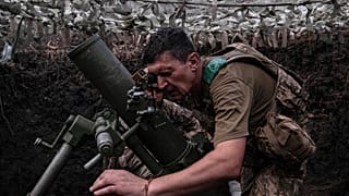 جندي أوكراني يطلق قذيفة هاون على مواقع روسية قرب كوستيانتينيفكا في دونيتسك، 26 أغسطس 2025.