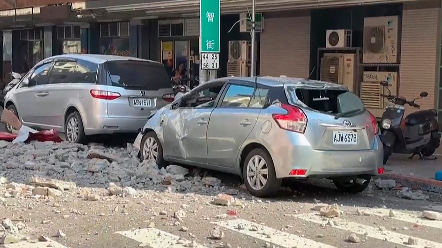 صورة أرشيفية- تظهر هذه الصورة، المأخوذة من فيديو قدمته قناة TVBS، سيارات متضررة في مدينة تاينان بتايوان