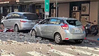 صورة أرشيفية- تظهر هذه الصورة، المأخوذة من فيديو قدمته قناة TVBS، سيارات متضررة في مدينة تاينان بتايوان