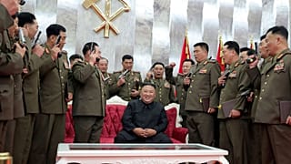 رهبر کره شمالی در کنار مقام‌های ارشد