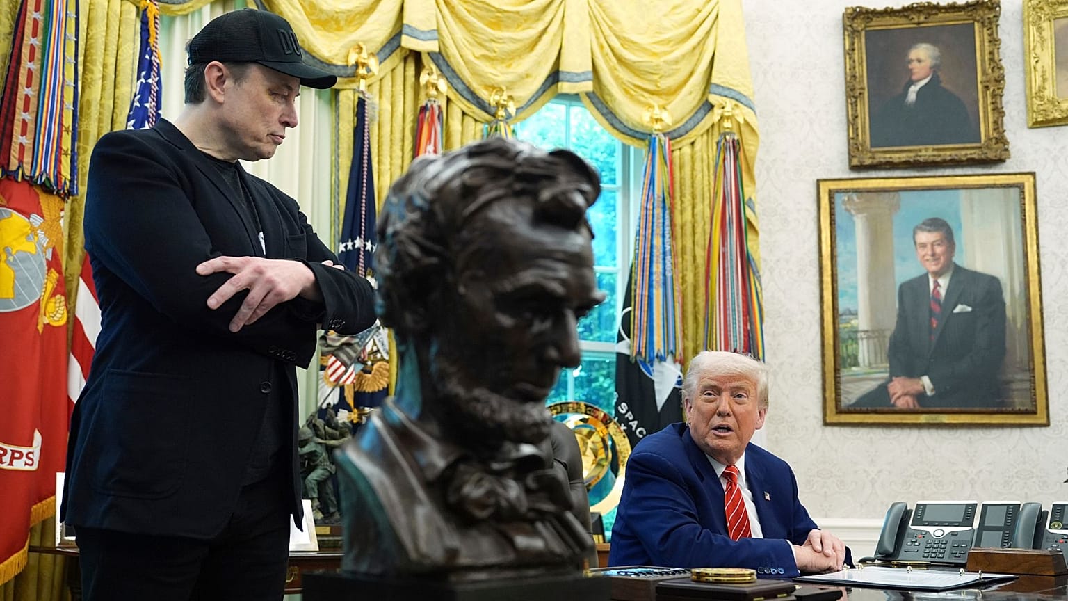 رئیس جمهوری آمریکا، دونالد ترامپ، روز ۳۰ مه ۲۰۲۵ در دفتر بیضی کاخ سفید در واشینگتن، طی یک کنفرانس خبری همراه با ایلان ماسک