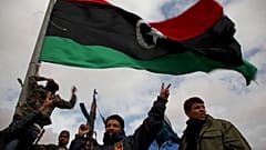 Libysche Freiwillige schwenken eine Flagge aus der Zeit vor Gaddafi am Rande der ostlibyschen Stadt Ras Lanuf, Dienstag, 8. März 2011.