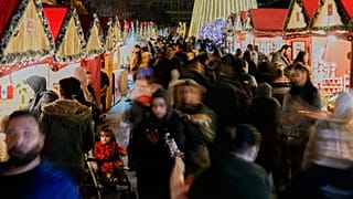 أشخاص يتجوّلون في سوق عيد الميلاد بساحة الشهداء وسط بيروت، بتاريخ 20 ديسمبر 2025.