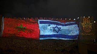 تُعرض أعلام إسرائيل والمغرب على جدران المدينة القديمة في القدس، يوم الأربعاء 23 ديسمبر 2020، إلى جانب كلمة "السلام"