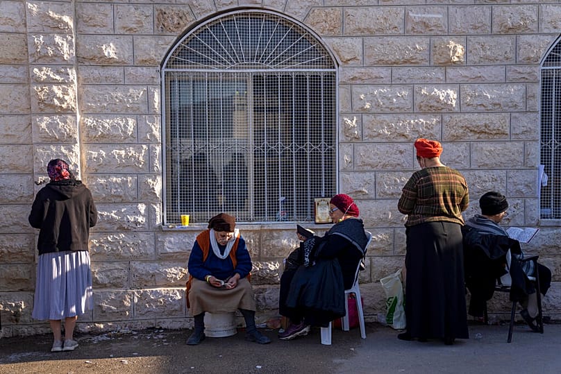 نساء يهوديات من أصل مغربي يصلّين عند قبر الحاخام بابا سالي في نيتيفوت، إسرائيل، خلال ذكرى وفاته الـ38، 6 يناير 2022.