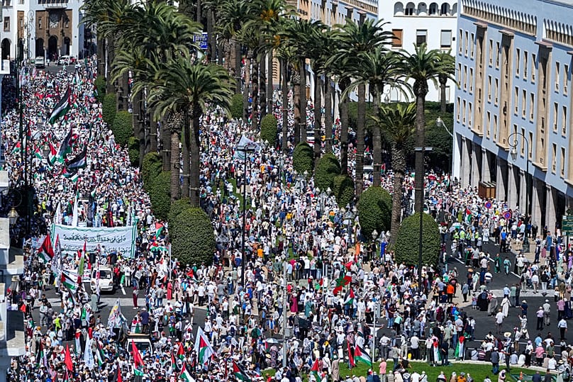 عشرات الآلاف يشاركون في مسيرة دعمًا للفلسطينيين في غزة ومعارضة للتطبيع مع إسرائيل، في الرباط، المغرب، الأحد 5 أكتوبر 2025