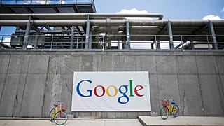  صورة أرشيفية - لافتة معلقة خلال حفل الإعلان عن توسعة مقترحة بقيمة 300 مليون دولار لعمليات مركز بيانات جوجل يوم الثلاثاء 2 يونيو 2015 في ليثيا سبرينغز