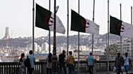 تُرفع الأعلام الجزائرية على نصف السارية على طول ممشى البحر في الجزائر العاصمة