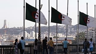 تُرفع الأعلام الجزائرية على نصف السارية على طول ممشى البحر في الجزائر العاصمة