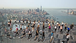 صورة أرشيفية- يمارس الناس اليوغا على سطح "إيدج" في مبنى "30 هادسون ياردز" بحي مانهاتن في مدينة نيويورك