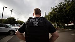 في صورة أرشيفية بتاريخ 8 يوليو 2019، يظهر ضابط من إدارة الهجرة والجمارك الأمريكية (ICE) أثناء عملية في إسكونديدو، كاليفورنيا.