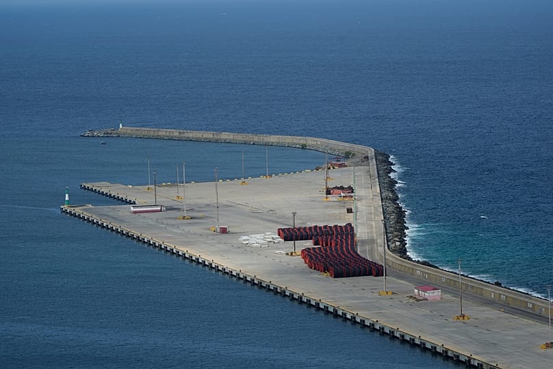 جزء من ميناء لا غوايرا يبدو خاليًا قبالة الساحل الفنزويلي، في 17 ديسمبر 2025.